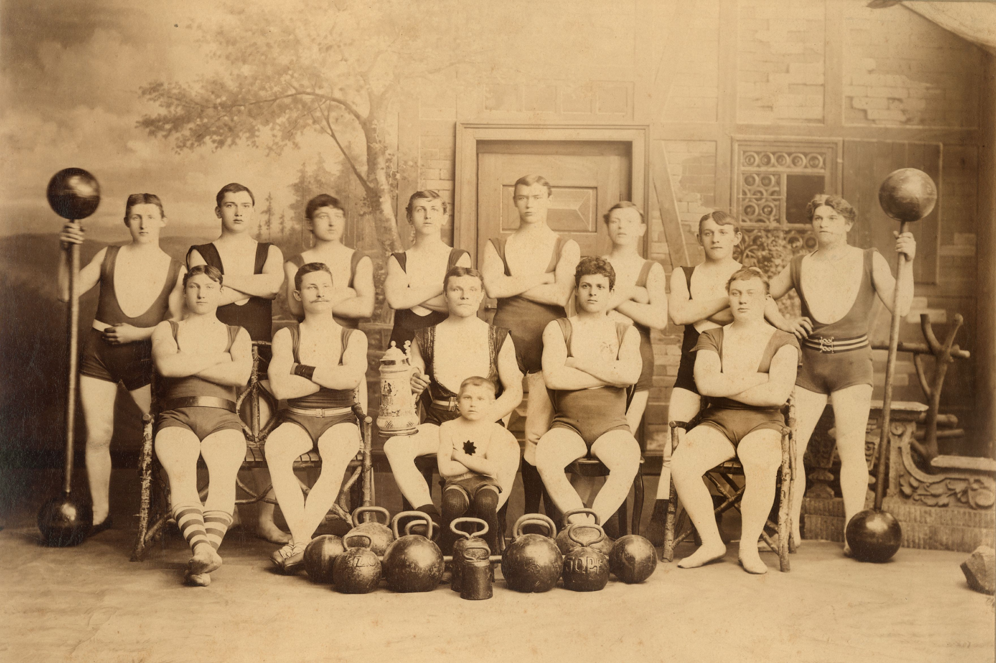 Historische Aufnahme einer Kraftsport-Gruppe mit Kettlebells, vermutlich aus dem 19. Jahrhundert