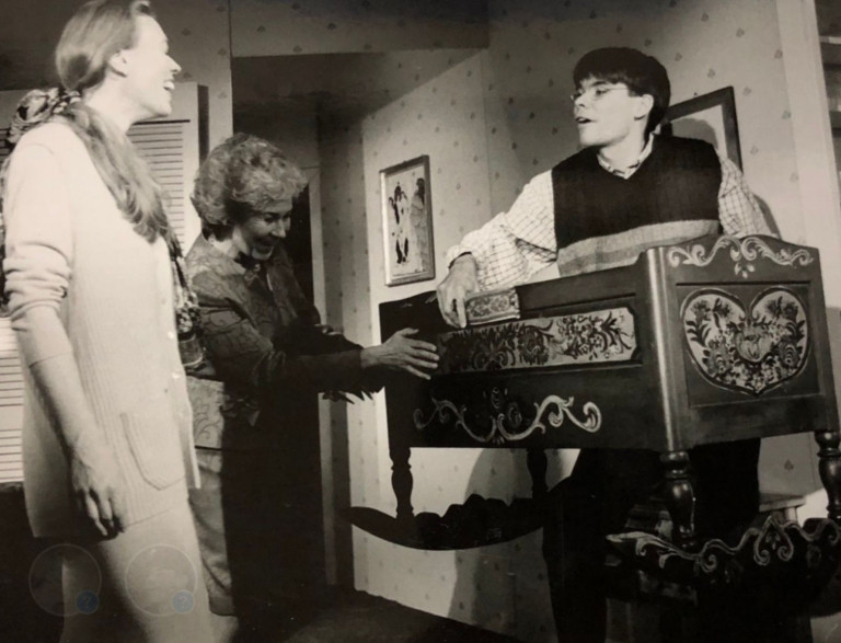 Historische Szene mit bemaltem Möbelstück und drei Personen – bilder-nobilis-web-7 Schwarzweißfoto mit drei Personen, die sich um ein kunstvoll bemaltes Möbelstück versammeln – bilder-nobilis-web-7