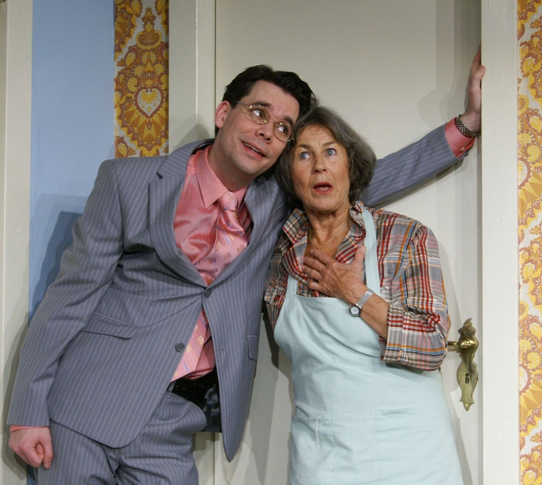 Theaterszene aus dem Nobilis-Web: Mann im Anzug und Frau mit Schürze Theaterszene mit zwei Darstellern, ein Mann im Anzug und eine Frau mit Schürze, aus dem Nobilis-Web-Auftritt