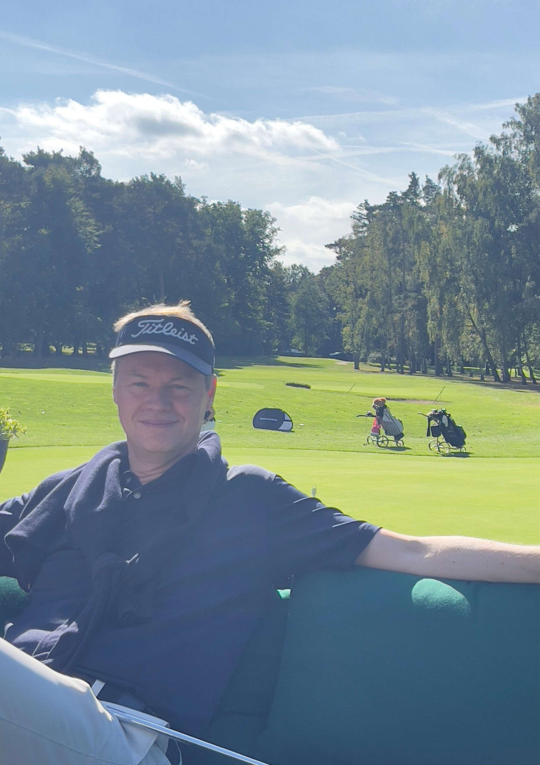 Sport-4: Entspannter Moment auf dem Golfplatz bei schönem Wetter Mann entspannt auf einem Golfplatz bei sonnigem Wetter, Sport-4