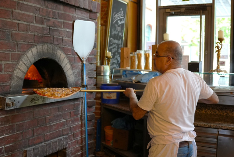 Pizzabäcker am Steinofen in traditioneller Pizzeria – bilder-nobilis-web-11.jpg Pizzabäcker schiebt Pizza in Steinofen in einer traditionellen Pizzeria – bilder-nobilis-web-11.jpg
