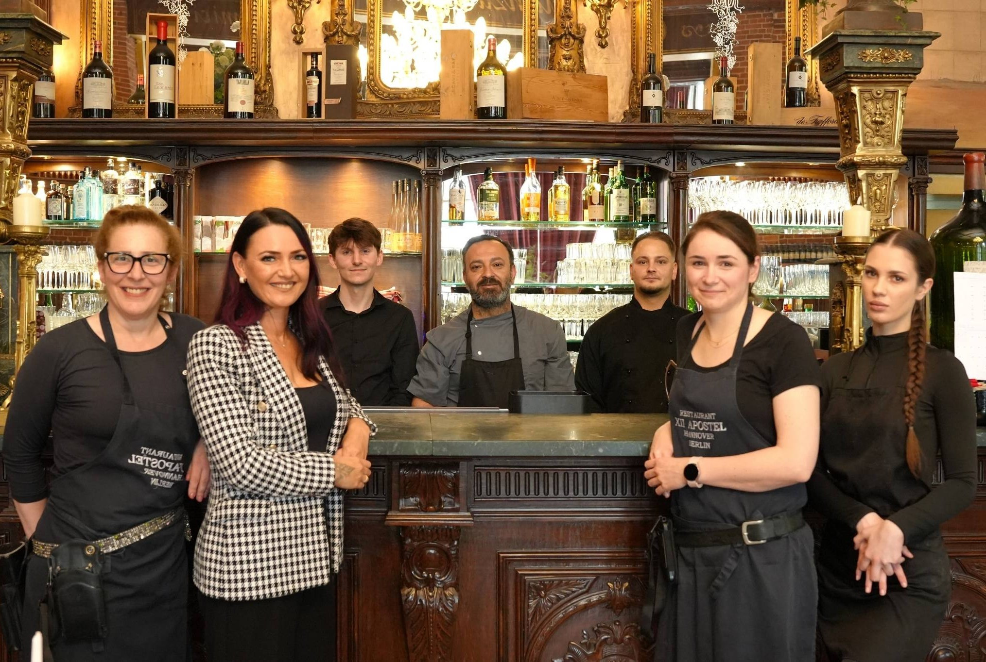 Team des Restaurants XII Apostel Hannover hinter der Bar im stilvollen Ambiente