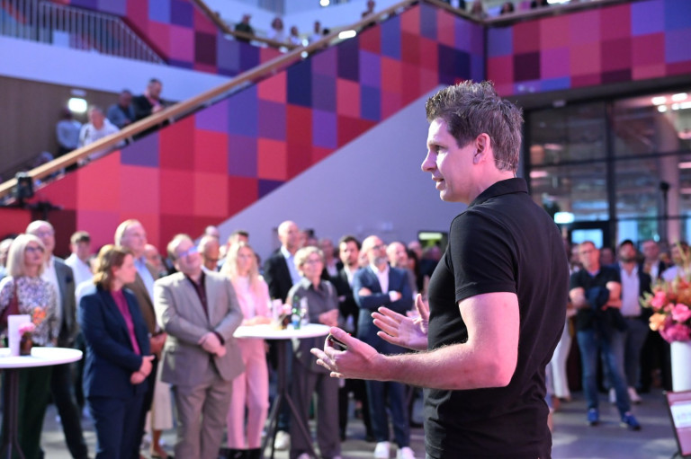 Henning Scheffen auf der Media Night 2022 von enercity Henning Scheffen spricht bei der Media Night 2022 von enercity vor Publikum