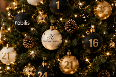 Weihnachtsbaum mit festlichen Kugeln und Angeboten zur Weihnachtszeit, Hannover Prestige, Adventszahlen und Lichter