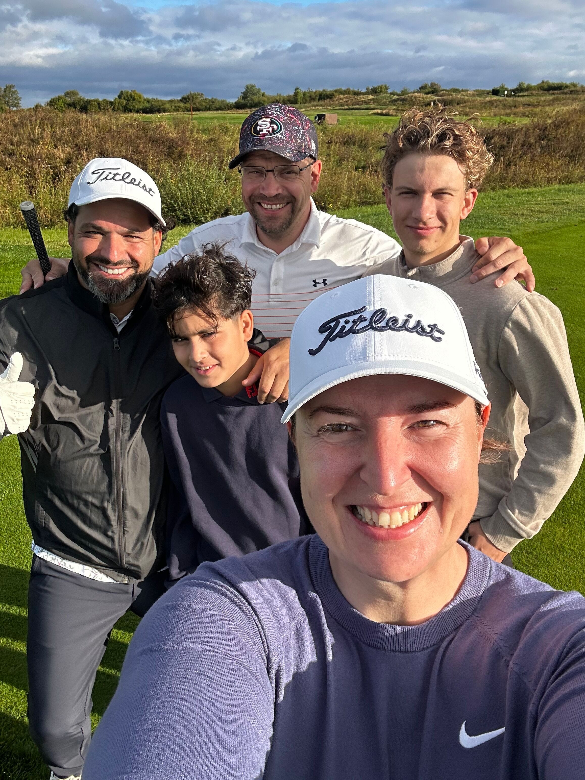 Gruppe von Golfern auf dem Golfplatz – Grasgeflüster: Das richtige Maß