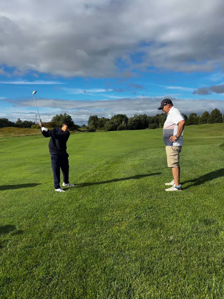 Grasgeflüster: Golfspieler beim Abschlag auf dem Fairway, das richtige Maß beim Golftraining