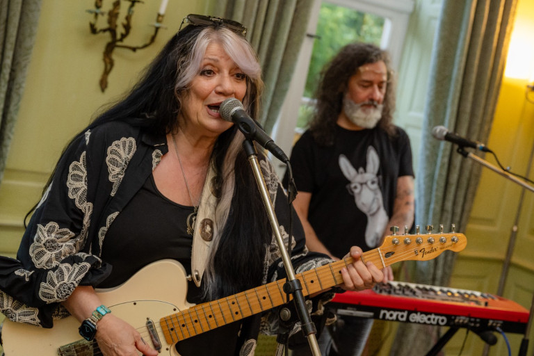 Musikerin und Musiker bei der 21 Jahre Charity Gala von Kinderherz Hannover e.V. in Hannover Musikerin mit Gitarre und Musiker am Keyboard bei der 21 Jahre Charity Gala von Kinderherz Hannover e.V.
