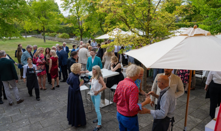 21 Jahre Charity-Gala von Kinderherz Hannover e.V. – Gäste im Außenbereich bei sommerlicher Atmosphäre Gäste bei der 21 Jahre Charity-Gala von Kinderherz Hannover e.V. im Außenbereich, festliche Stimmung unter Sonnenschirmen