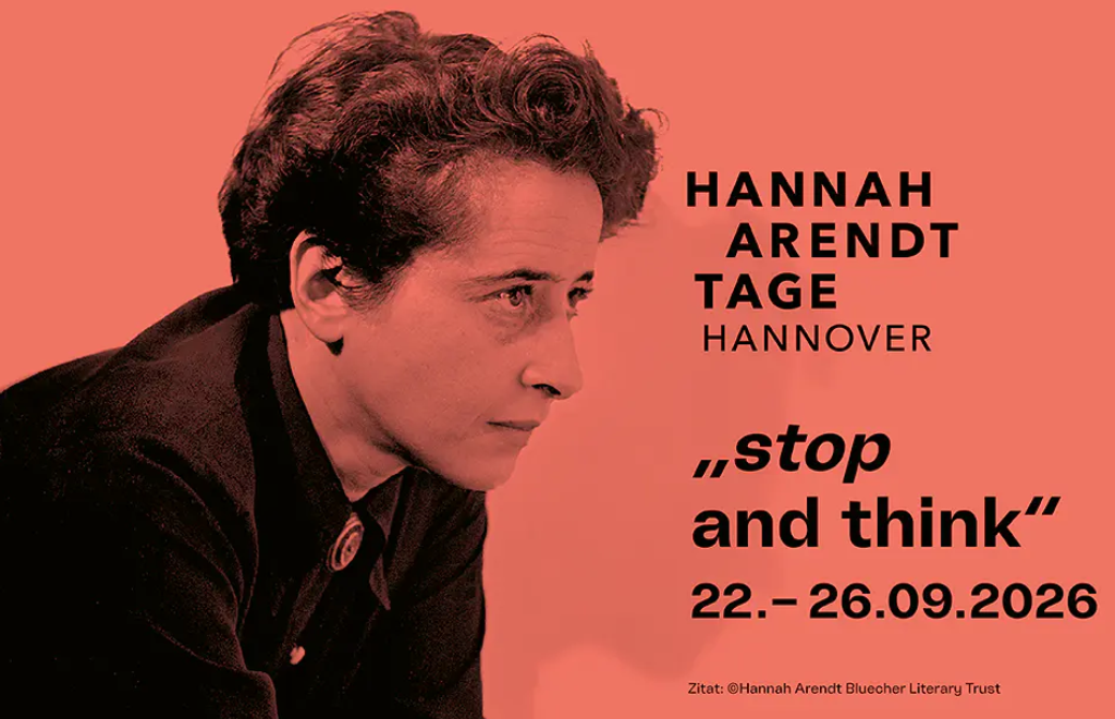 Porträt von Hannah Arendt mit Text zu den Hannah Arendt Tagen 2026 in Hannover und dem Motto 'stop and think'