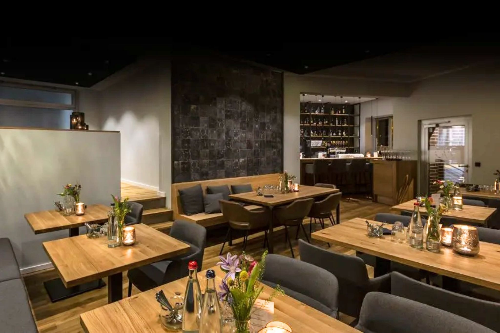 Modern eingerichtetes Restaurant mit stilvoller Bar und gemütlicher Atmosphäre – 993 Aufmacher