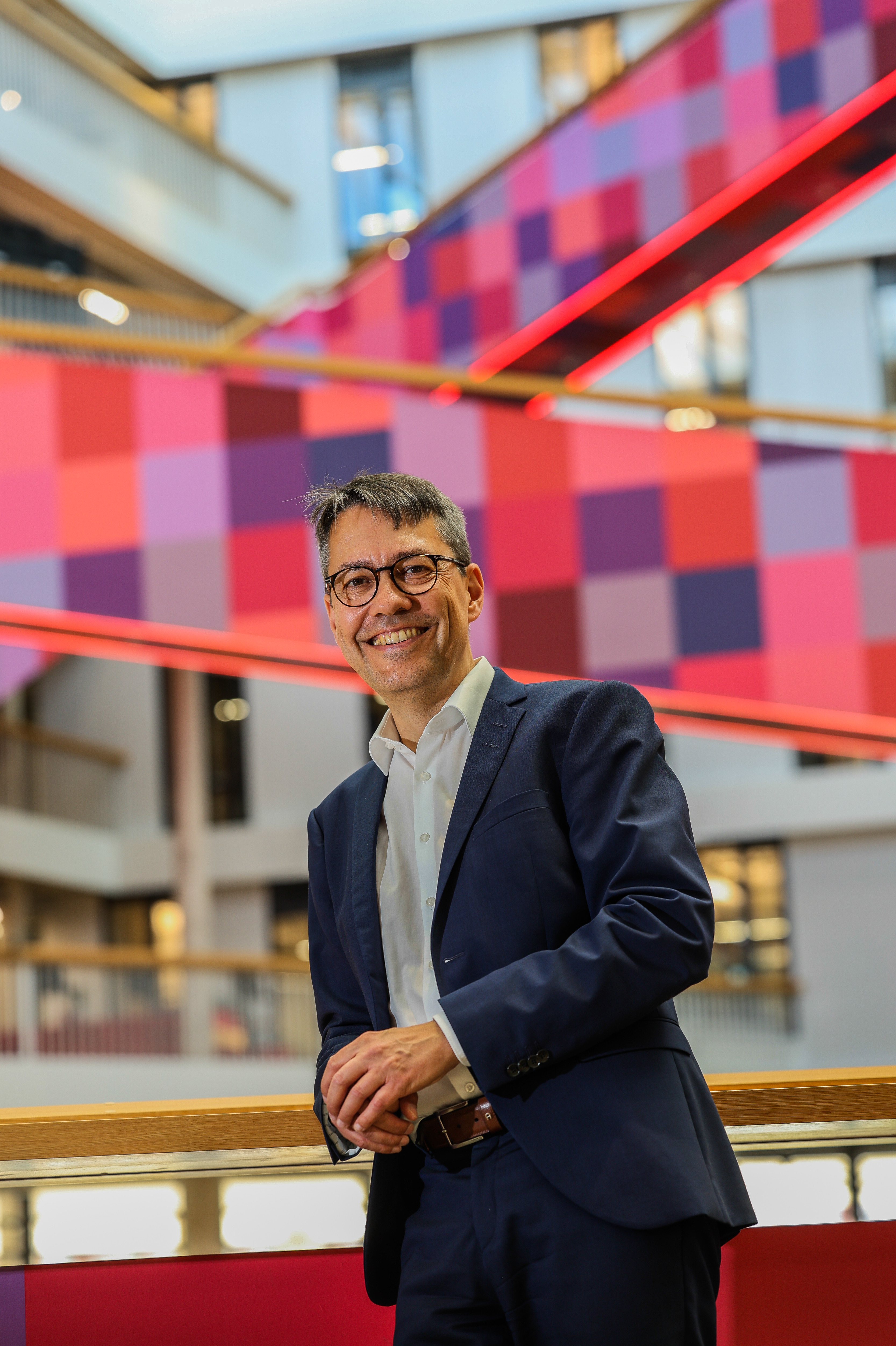 Hansmann in der modernen Umgebung des enercity Gebäudes, Porträtfoto, aufgenommen am 06.08.2026