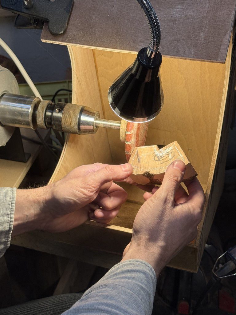 Handarbeit an einer Pfeife mit Schleifmaschine in Werkstatt, img-7100-br