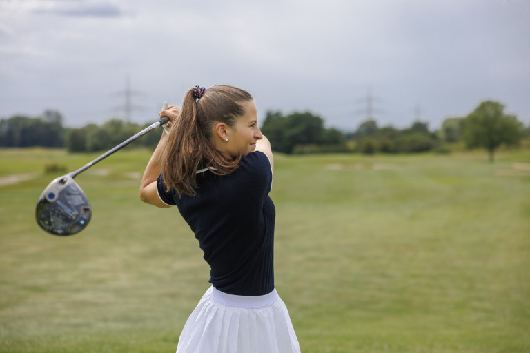 „Ich empfinde das gar nicht als Belastung, sondern als großes Privileg.“ Johanna Heise über ihre Rolle in der vierten Generation der heise group. Johanna Heise beim Abschlag auf dem Golfplatz Gleidingen