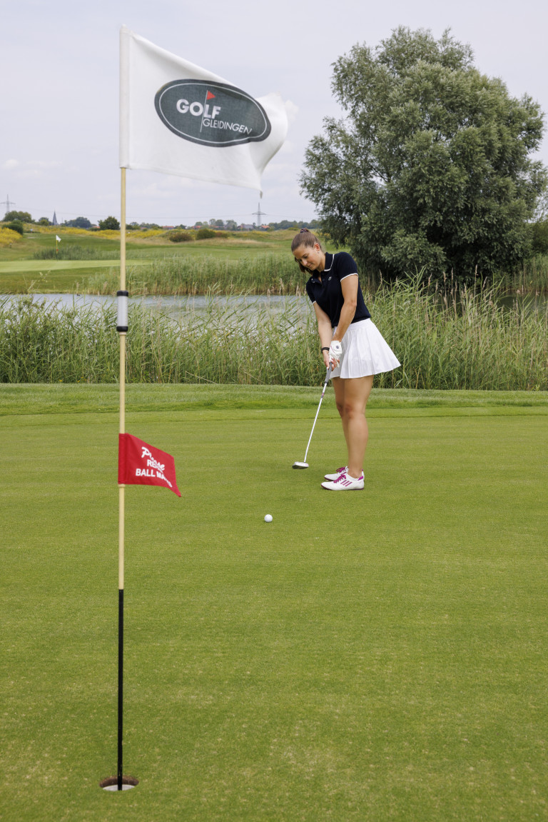 Geduld, Mut und die Bereitschaft, dazuzulernen: Eigenschaften, die Johanna Heise auf dem Golfplatz ebenso schätzt wie im Berufsleben. Johanna Heise beim Putten auf dem Golfplatz Gleidingen