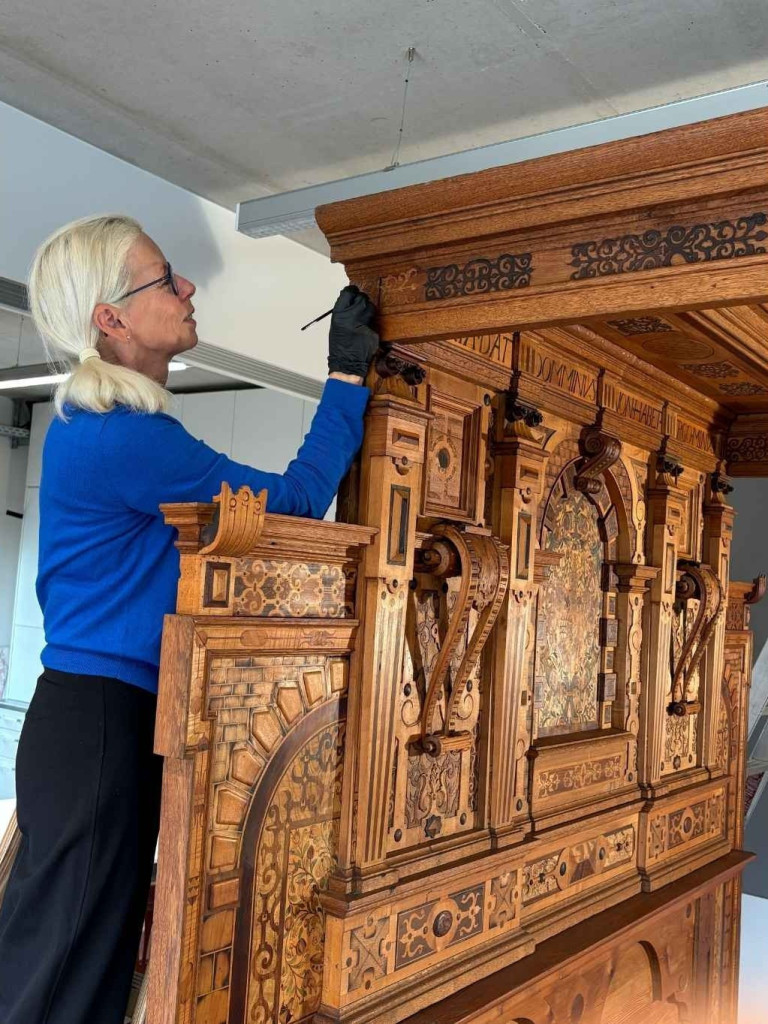 Barbara Helmrich restauriert kunstvoll ein historisches Holzobjekt