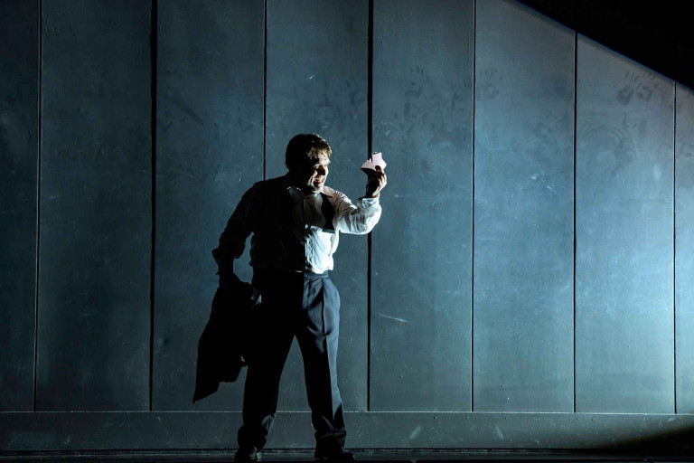 Finalszene der Oper Pique Dame – Mann mit Spielkarten auf der Bühne Szenenbild aus dem Finale der Oper Pique Dame mit einem Mann, der Spielkarten in der Hand hält