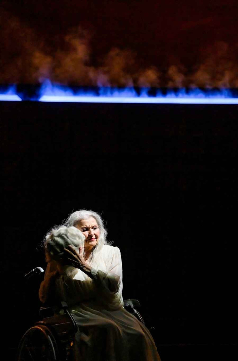 Finalszene der Oper Pique Dame – emotionale Darstellung auf der Bühne Szenenbild aus dem Finale der Oper Pique Dame mit älterer Frau auf der Bühne