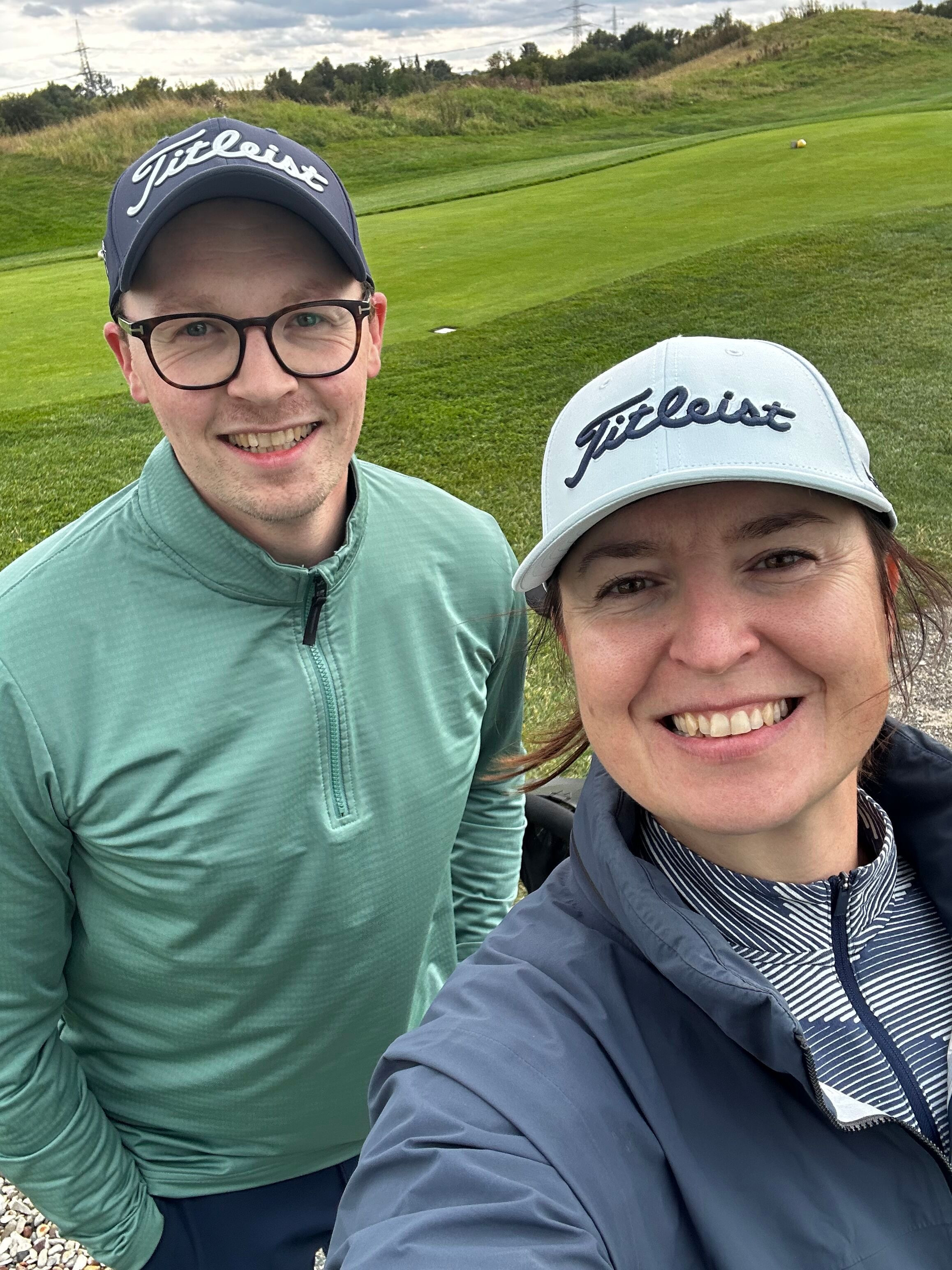 Zwei Personen beim Golfen fr die Nobilis Grasgeflster Kolumne Rckenwind auf dem Golfplatz