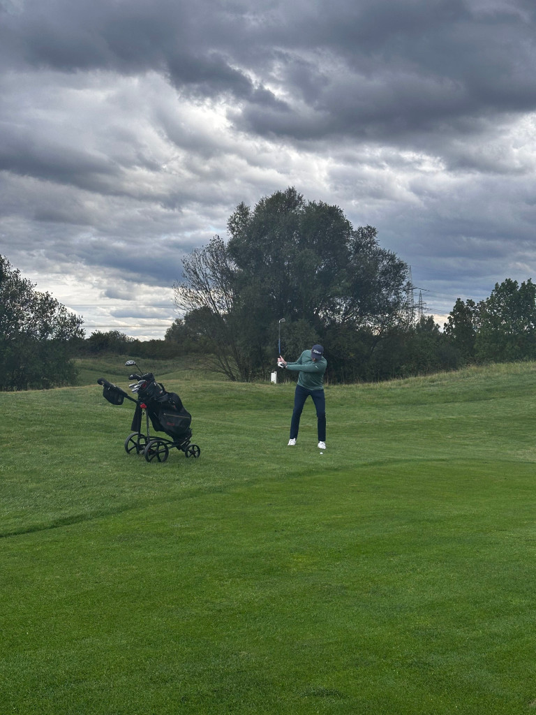 Golfer beim Abschlag auf dem Golfplatz – nobilis Grasgeflüster Kolumne Rückenwind