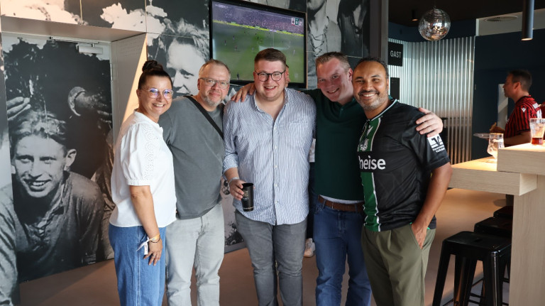 Aptum and Friends in der Loge bei Hannover 96 – Gruppenfoto mit Fußballatmosphäre Aptum and Friends in der Loge bei Hannover 96, Gruppenfoto vor TV mit Fußballspiel