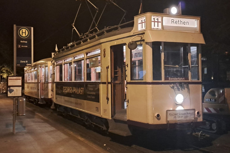 Historische Straßenbahn Linie 11 nach Rethen – Sonderfahrt der Stadtbahn Hannover Historische Straßenbahn Linie 11 nach Rethen bei Nacht, Sonderfahrt der Stadtbahn Hannover