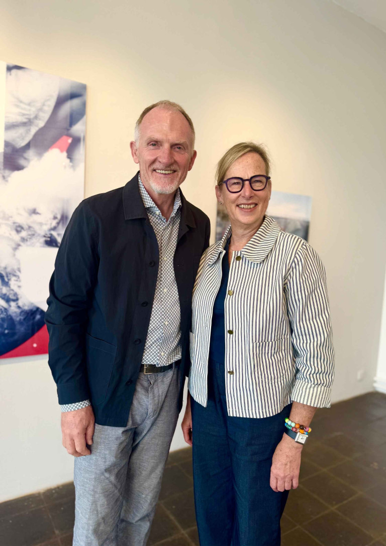 Zwei Personen, vermutlich Drees, stehen gemeinsam in einer modernen Galerie oder Ausstellung.