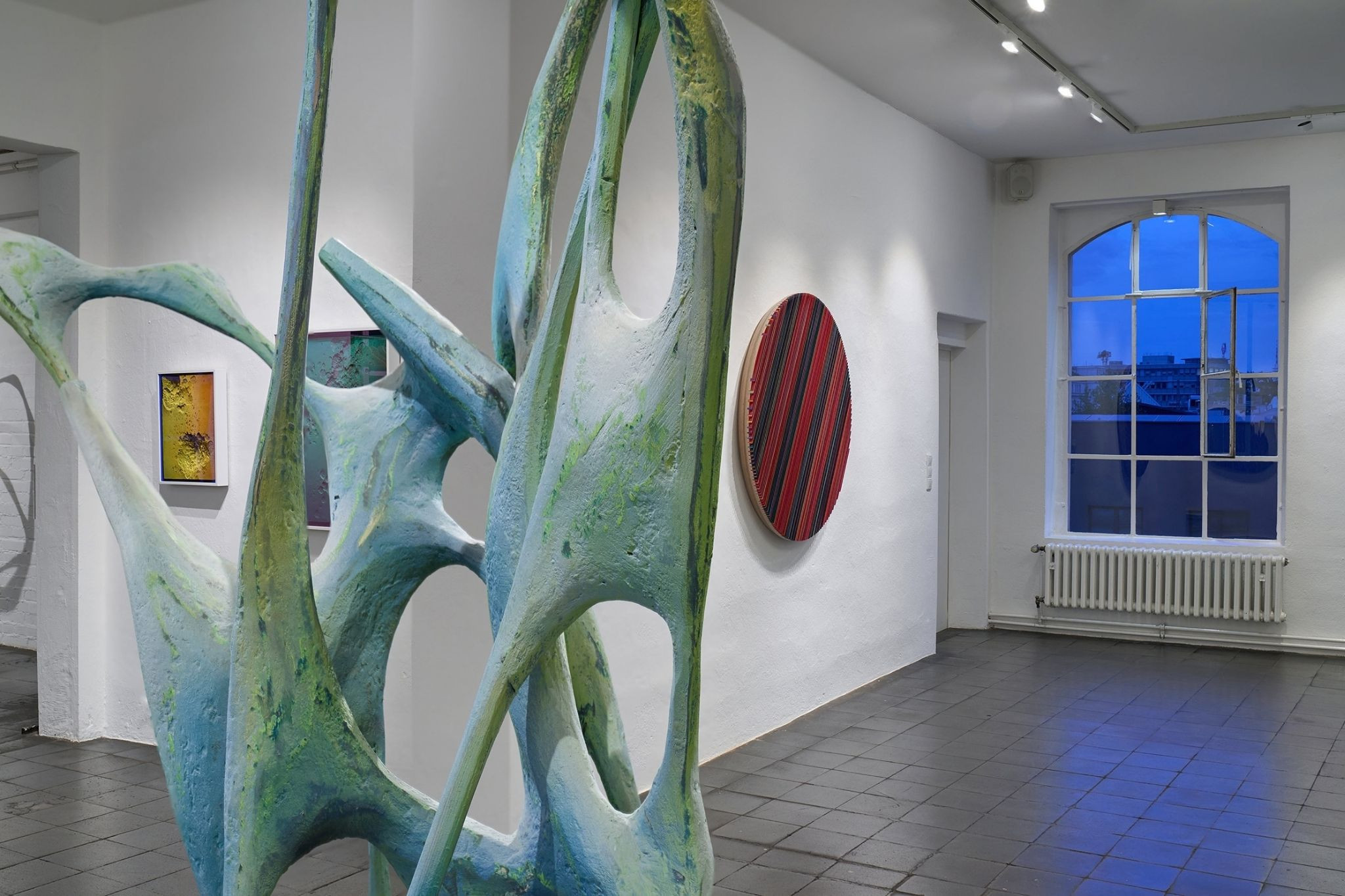 Moderne Skulptur und abstrakte Kunstwerke in einer Galerie, drees-1