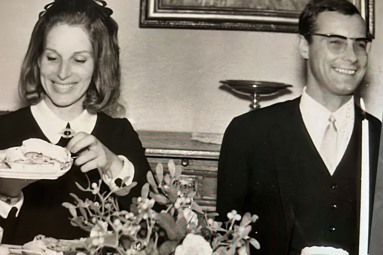 Schwarz-weiß Foto eines Paares bei einer Feier, Symbol für lange Liebe