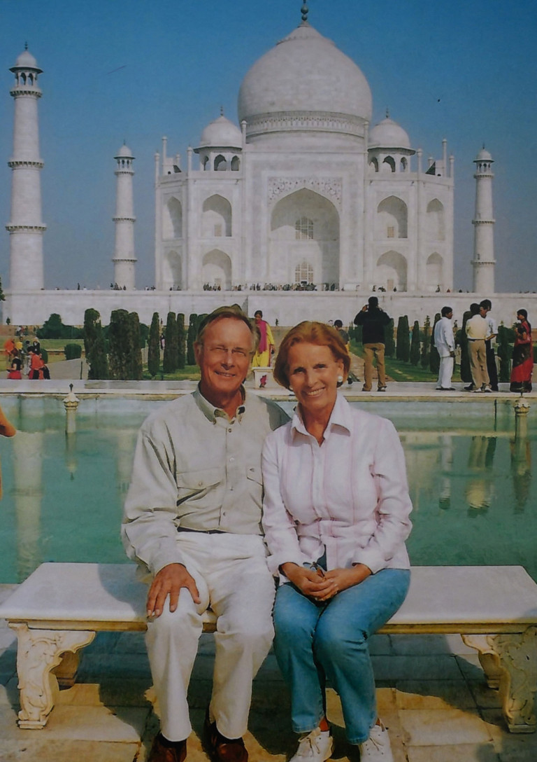 Älteres Paar vor dem Taj Mahal – Symbol für lange Liebe und Beständigkeit