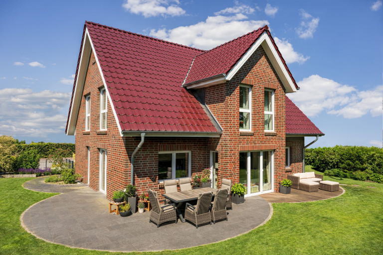 Bau-Trends 2024: Modernes Einfamilienhaus mit rotem Ziegeldach und Terrasse