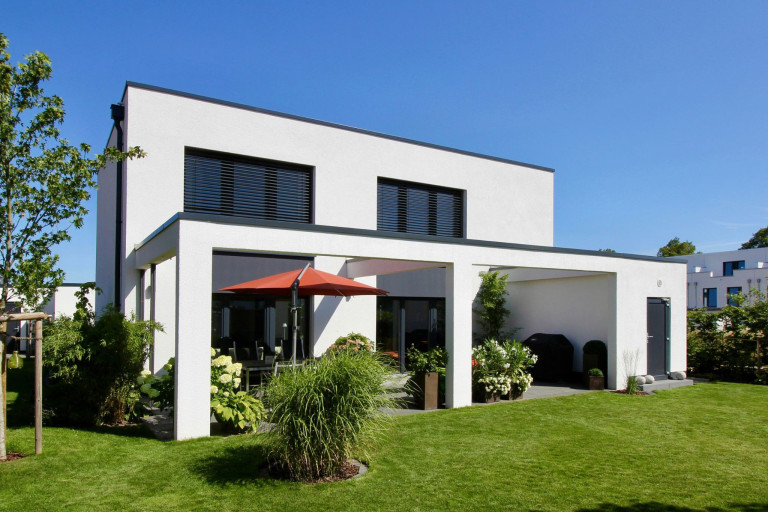 Bau-Trends 2024: Modernes Einfamilienhaus mit Flachdach und Garten