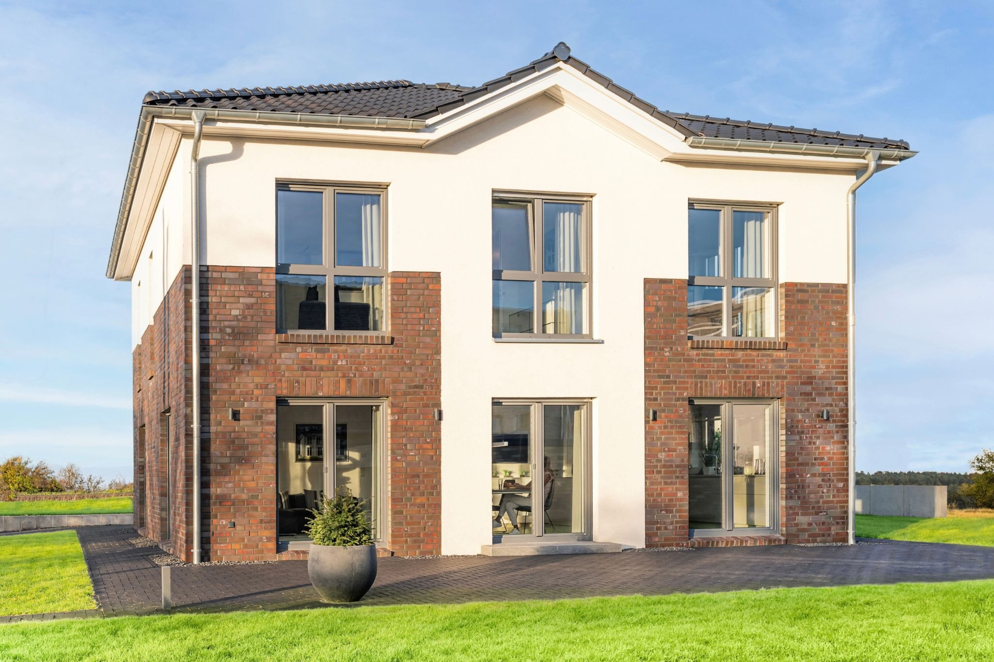 Moderne Bau-Trends 2024: Zweifamilienhaus mit Klinker und großen Fenstern