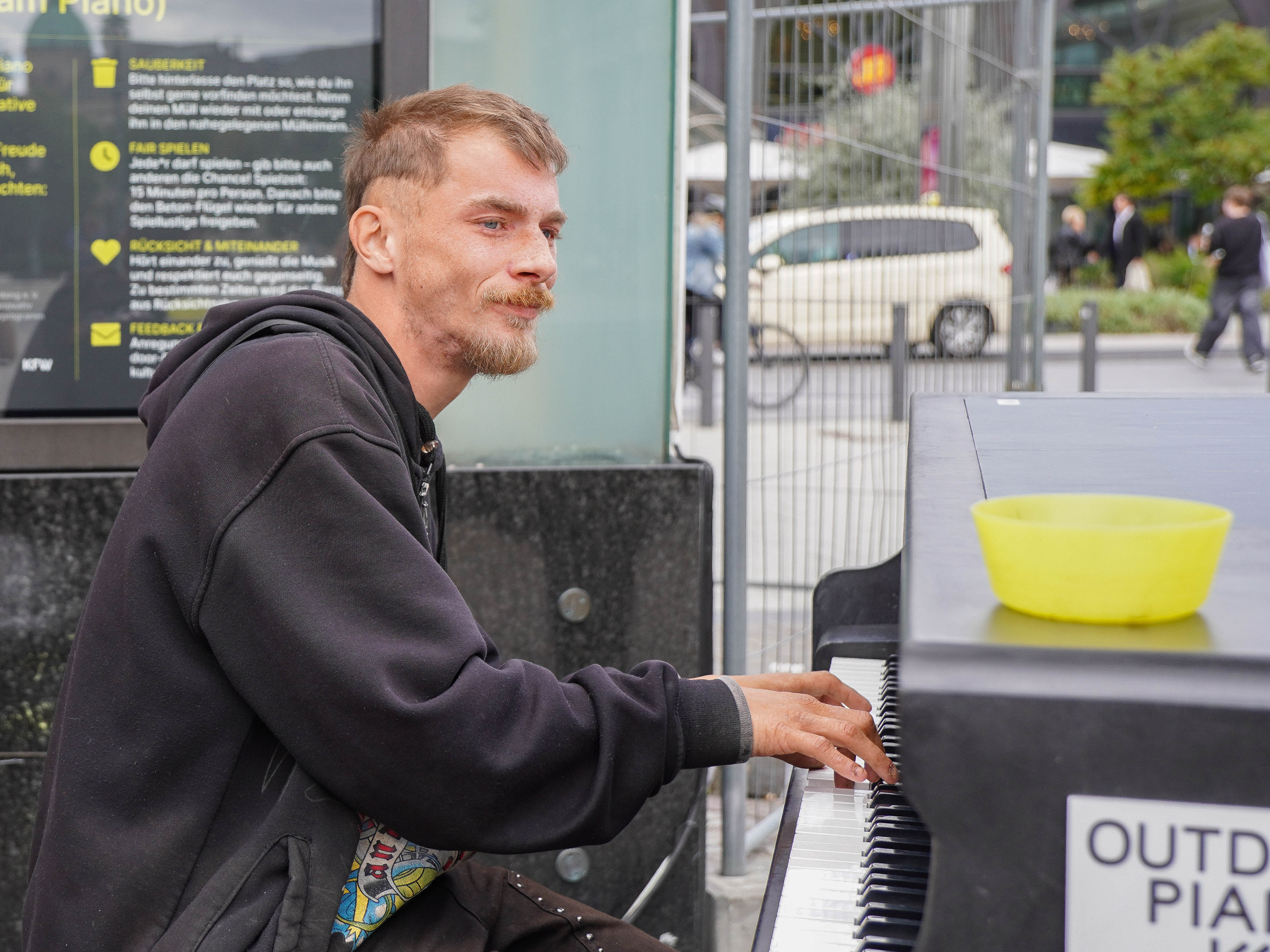Straßenmusiker spielt Klavier am Opernplatz in Hannover (LHH) am 10.09.2026