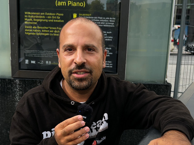Mann am Outdoor-Piano am Opernplatz in Hannover (LHH), 10. September 2026