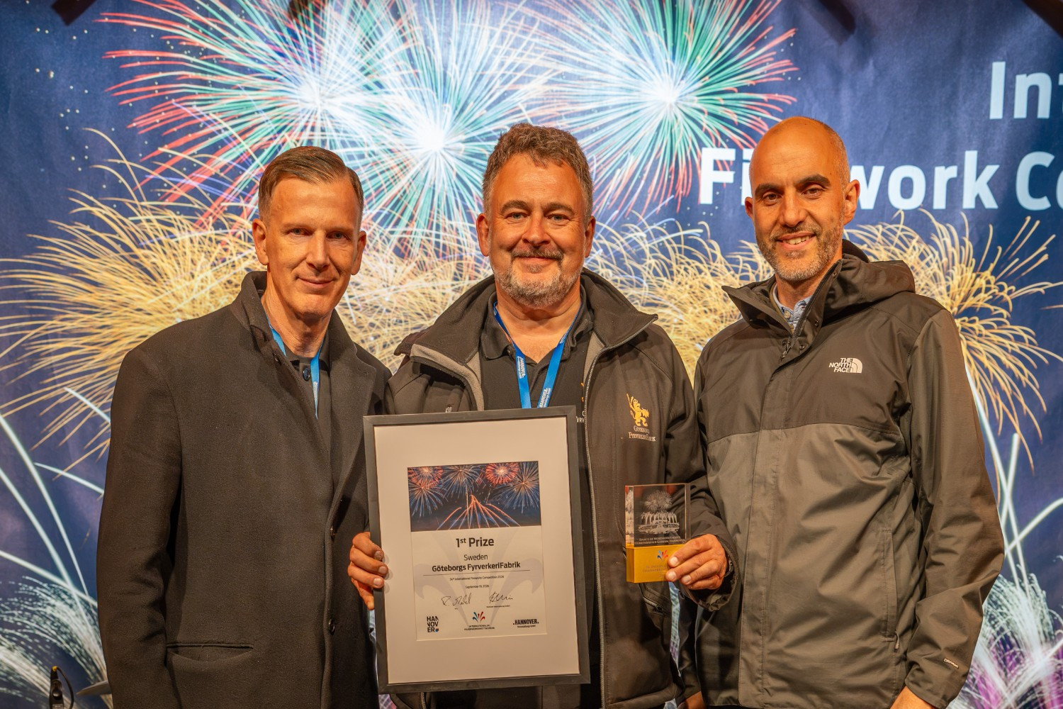 Schweden gewinnt den IFW 2026 – Preisverleihung mit Feuerwerk, Siegerteam und Urkunde, Foto von Jens Meyer