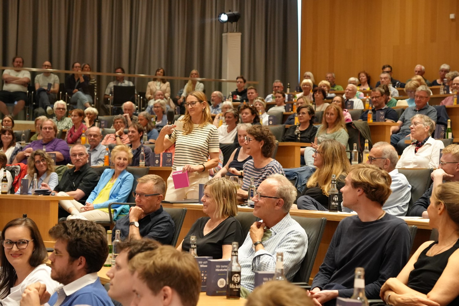 Publikum im Auditorium von Schloss Herrenhausen in Hannover bei einer Veranstaltung