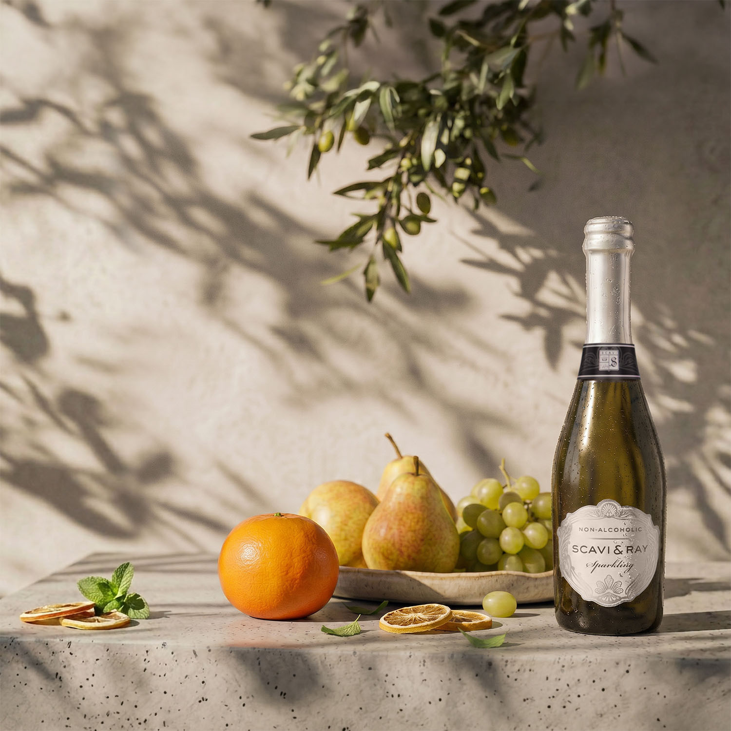 SCAVI & RAY Sparkling alkoholfrei Piccolo Flasche mit frischen Früchten im mediterranen Mood-Setting