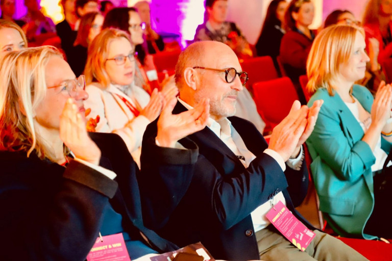 ffmhanfotos1: Menschen applaudieren bei einer Veranstaltung in Frankfurt am Main