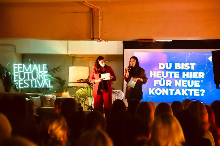Moderation auf einer Bühne beim Female Future Festival in Frankfurt mit Publikum