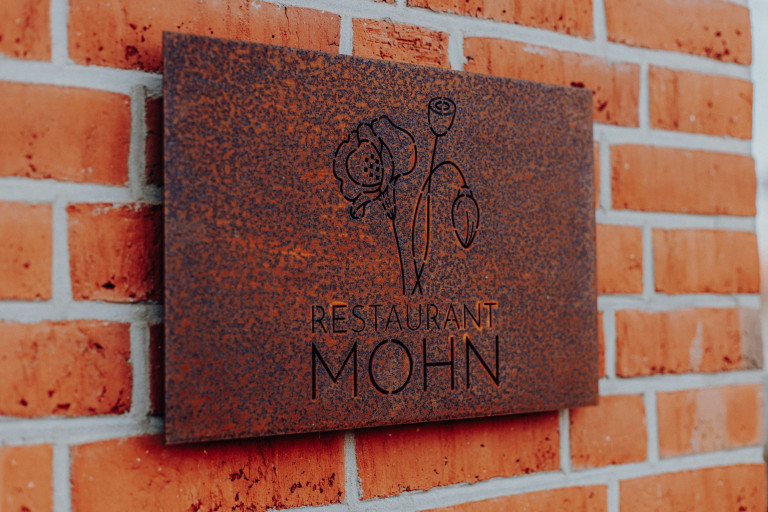 Das Restaurant befindet sich in Hohenhorst bei Bad Nenndorf, etwa 30 Minuten von Hannover entfernt. Das Restaurant befindet sich in Hohenhorst bei Bad Nenndorf, etwa 30 Minuten von Hannover entfernt.