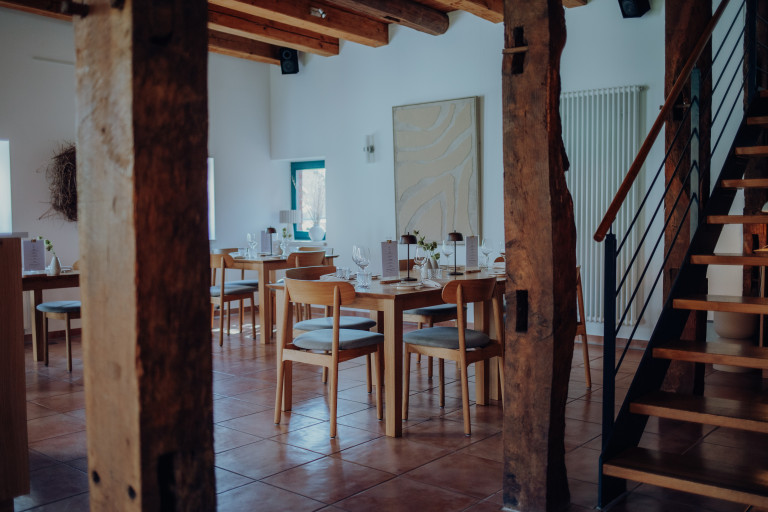Viel Holz und ruhige Farbtöne: Im Restaurant Viel Holz und ruhige Farbtöne: Im Restaurant