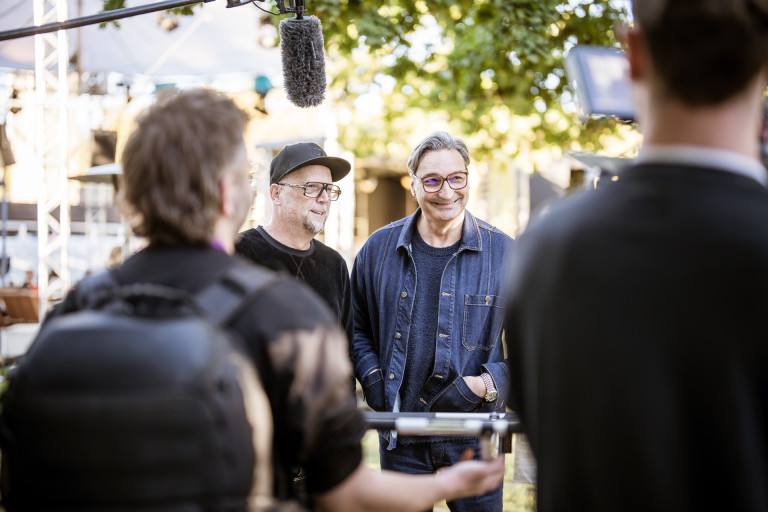 Smudo im Videointerview auf der Liminale – Hinter den Kulissen des Events Smudo beim Videointerview auf dem Liminale-Event, draußen mit Interviewteam