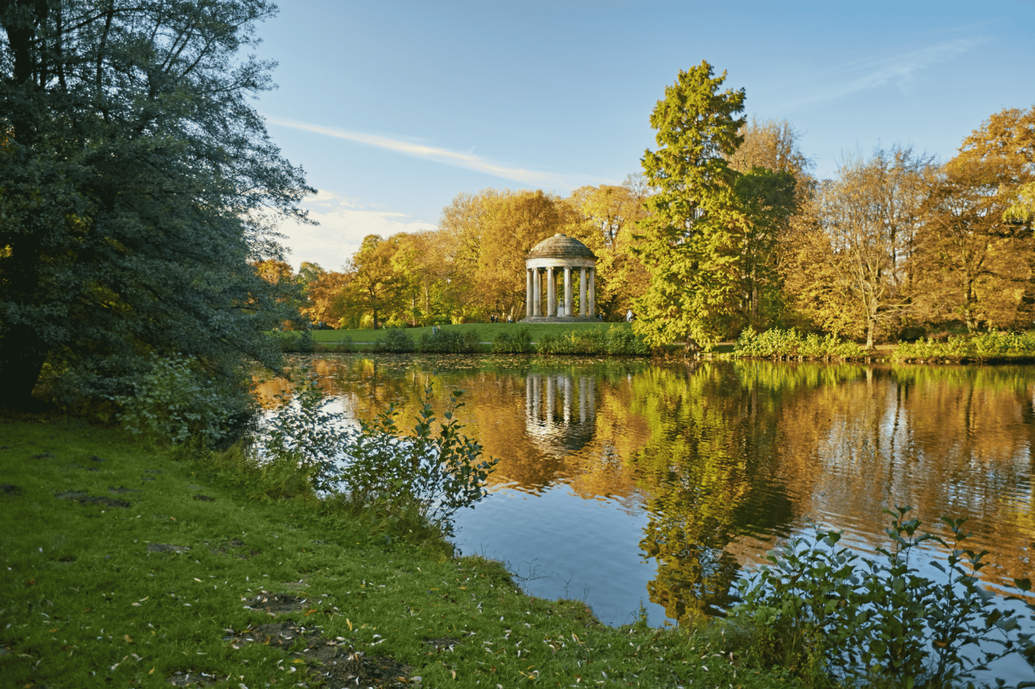 Herbstimpression in den Herrenhäuser Gärten, Tempel am Wasser, Foto von Christian Wyrwa (HMTG)