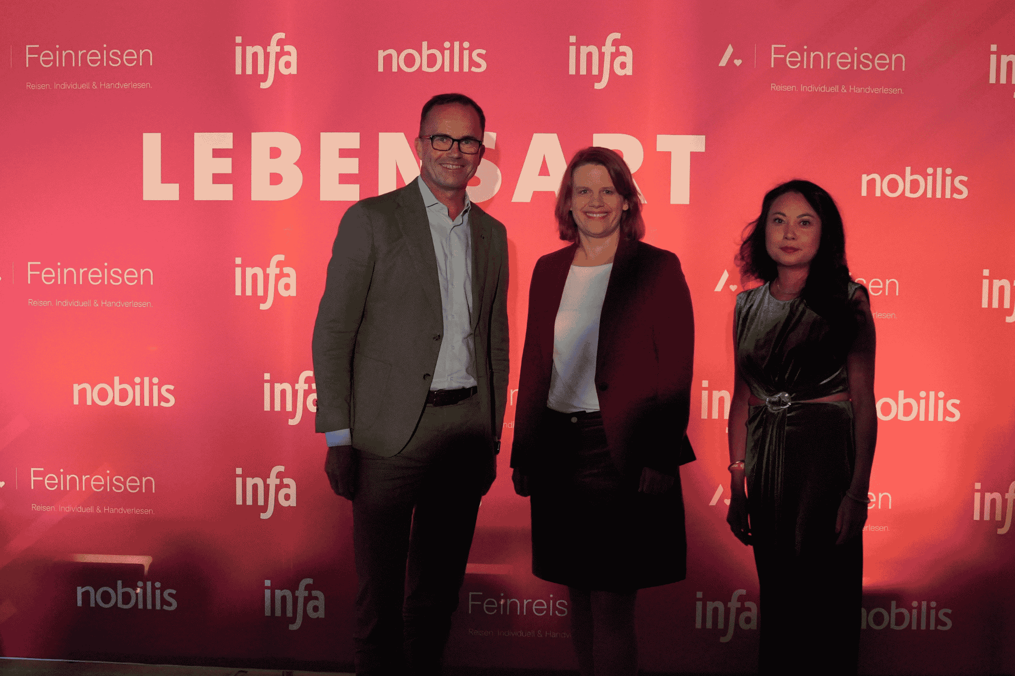 infa Pre-Opening 2026: Drei Personen auf dem roten Teppich vor Sponsorenwand bei der infa Messe