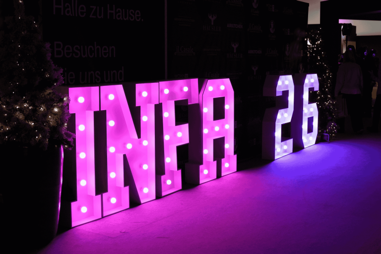 Leuchtende Buchstaben INFA 2026 beim Pre-Opening der infa Messe 2026