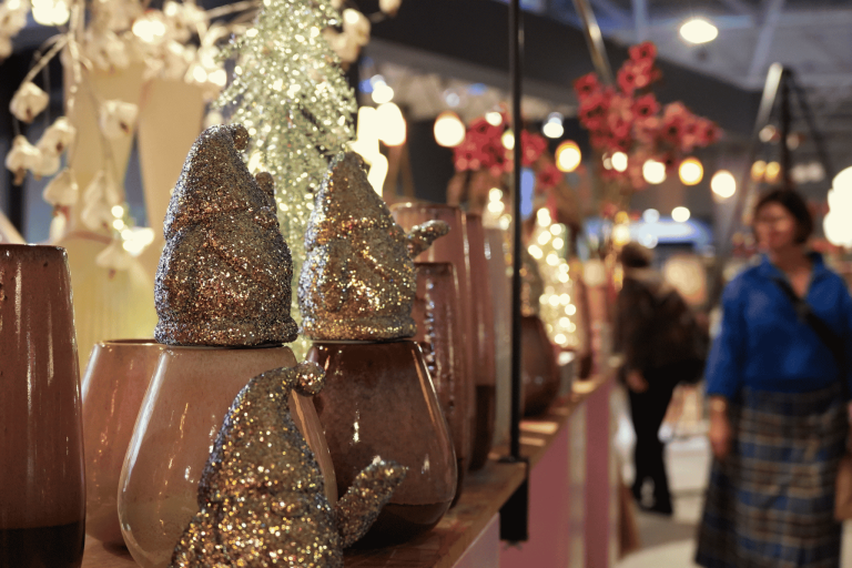 Glitzernde Weihnachtsdekoration auf der infa Pre-Opening 2026 Messe
