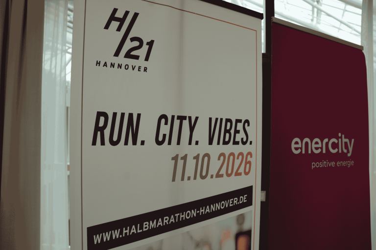Banner zur Halbmarathon Hannover Veranstaltung am 11.10.2026 mit dem Slogan Run. City. Vibes. und Website www.halbmarathon-hannover.de