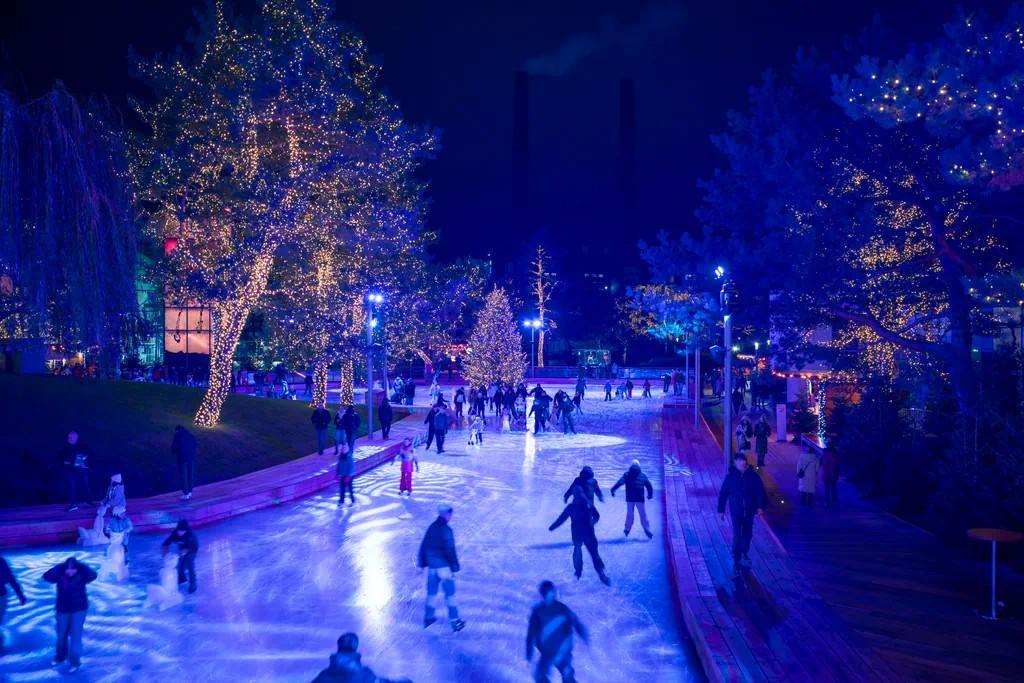Winterzauber Vorpremiere 2025: Eislaufen bei Nacht mit festlicher Beleuchtung und Weihnachtsbaum