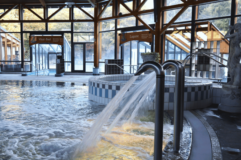 Innenansicht der Ith Sole Therme: Saunabereich und Wasserbecken, entspannende Atmosphäre