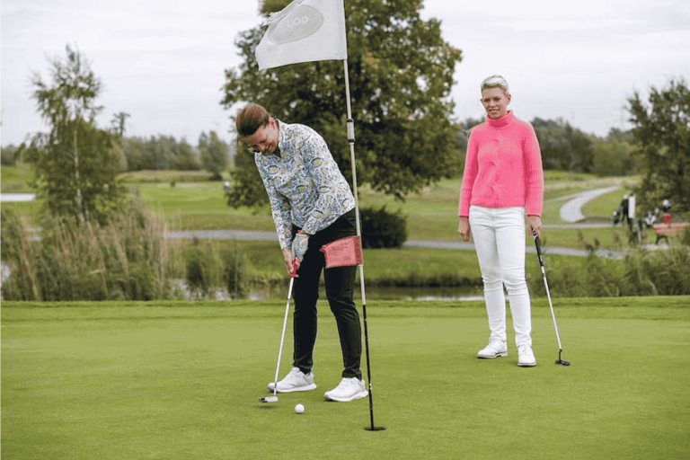 Golfspielerinnen beim Putten auf dem Golfplatz